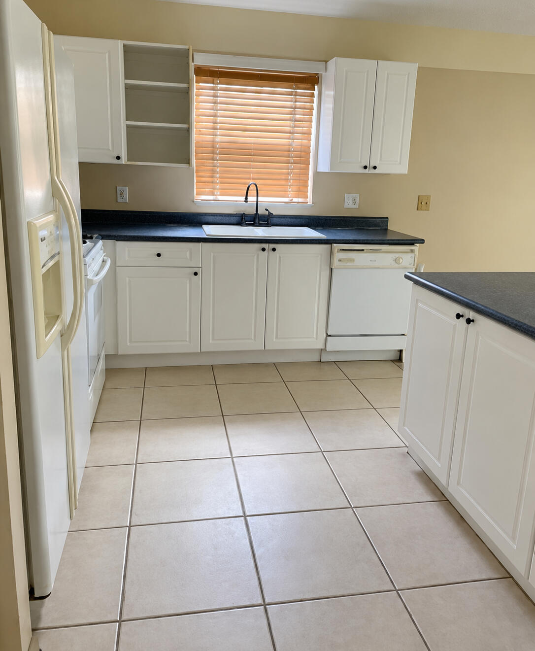 Real i3 bathroom cleaning work: sink and toilet before and after